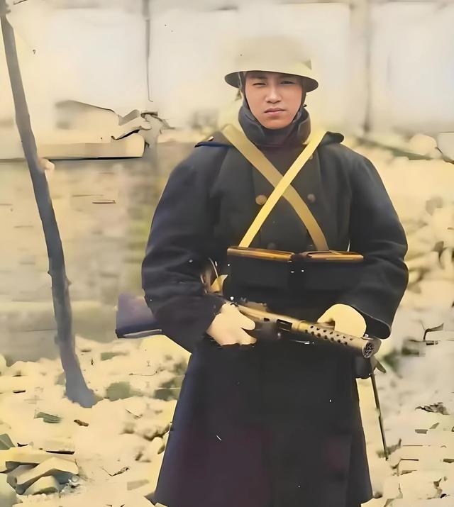 照片上这个日军士兵是1937年参加淞沪会战的日本海军陆战队员，看他手持冲锋枪，身