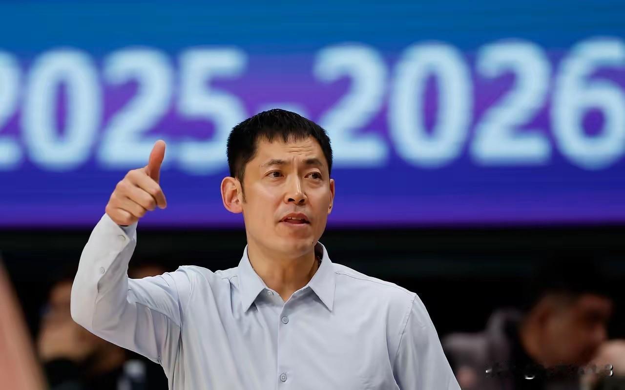 其实是北控球员看明白了，像张帆那样和主教练硬刚没有什么出路，张庆鹏是老板选择的，