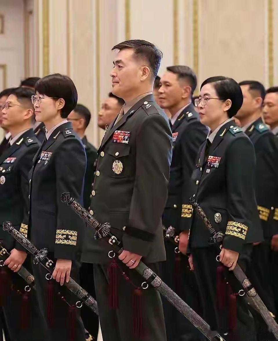 猛的一看还以为是中国军人，仔细一看原来是宇宙国的“将军”，大统领给晋升将军的军人