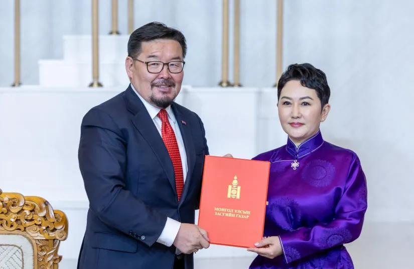 蒙古国外交部长巴特策策格笑到了最后，继续担任蒙古国外交部长。不得不说，虽然巴特
