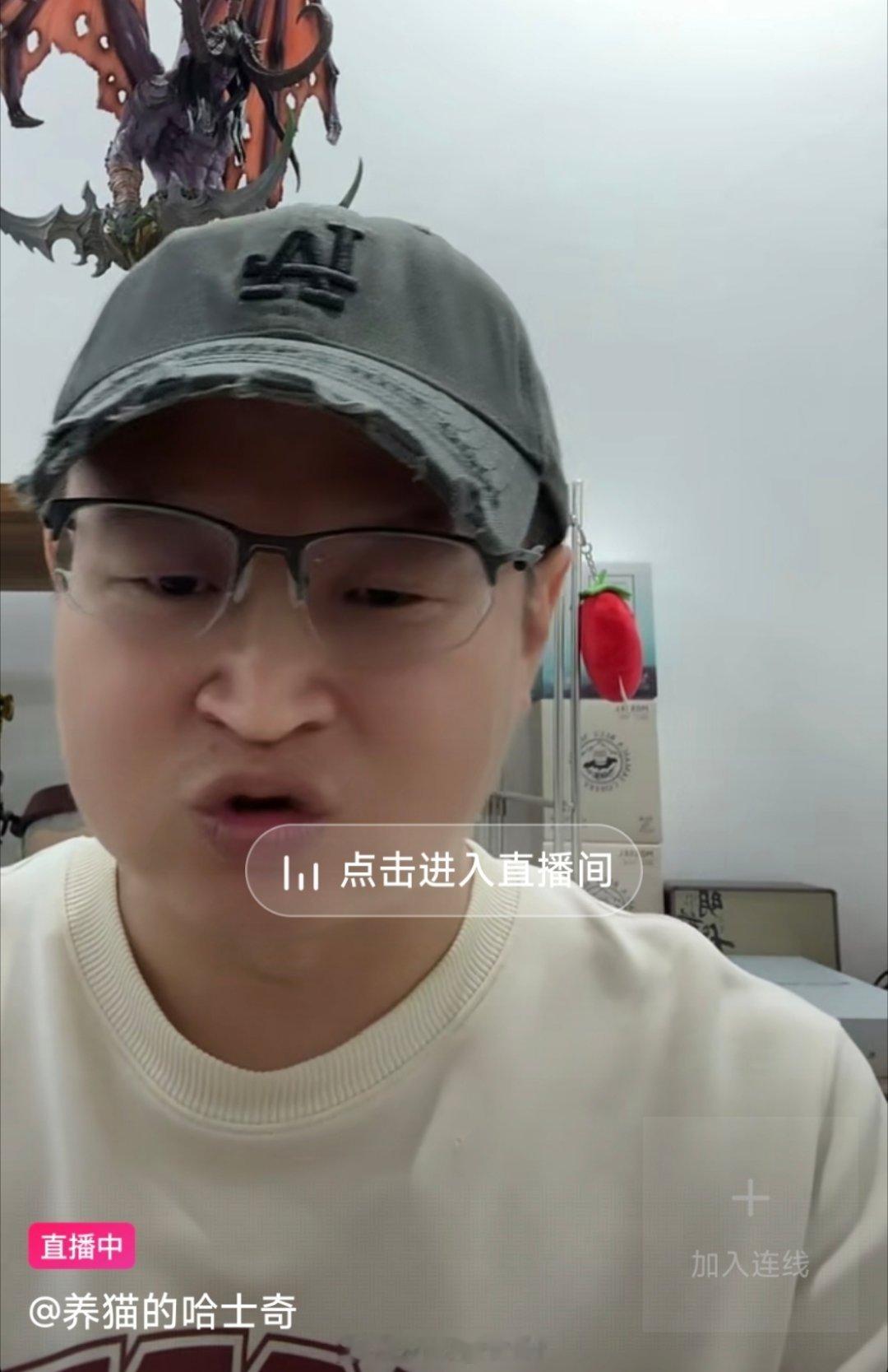 养猫的哈士奇今晚做足了准备！你看，戴了一顶帽子。​​​