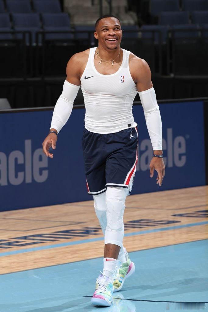 37岁威少深夜被告知交易！更衣室直接炸锅底薪老汉逆袭反成牺牲品威斯布鲁克本赛季