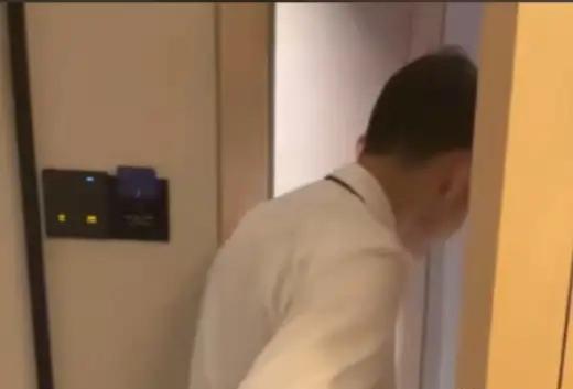 山东，一名男子入住酒店，孤身一人躺在床上心生杂念，抱着线上闲聊寻刺激的念头添加陌