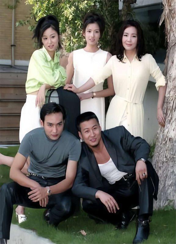 这是1996年5位明星的合照：我一眼就认出了剑眉星眸，丰神俊逸的古装美男焦恩俊