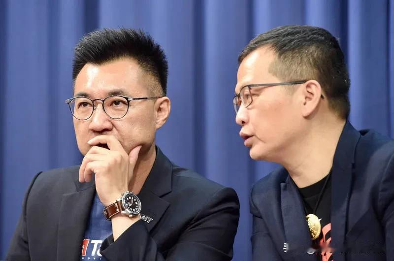 罗智强办公室主任表态支持江启臣参选台中市长，这事儿一点都不意外！这位主任直