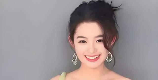内娱惊现“妈宝风”！小花戴妈妈古董耳环走红毯“这耳环……是偷戴了奶奶的传家宝？