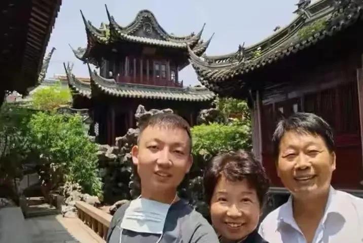 姚策病重，找到亲生父母。可是父母并不伤心，合影时表情说明一切。好像姚策是别人家孩