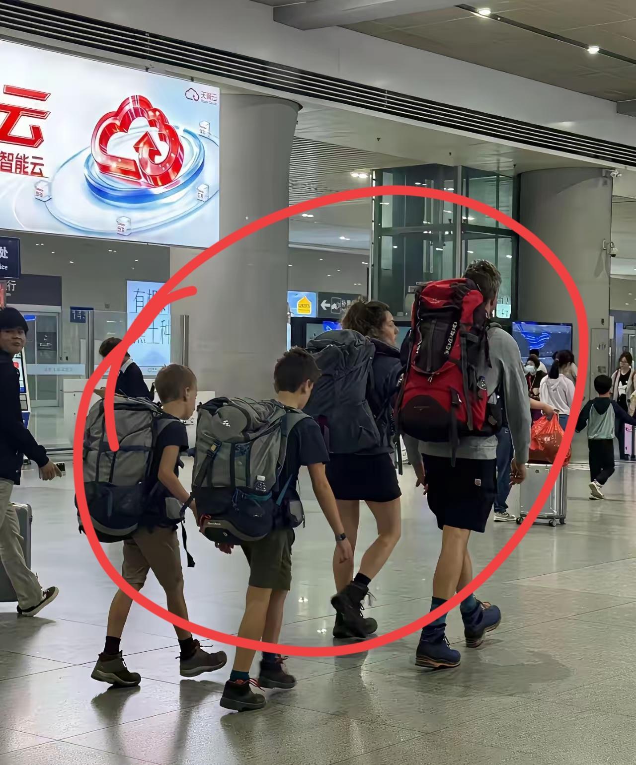 终于懂了！老外来华旅游人人背超大背包，偏偏不用行李箱，原因太真实经过这几年