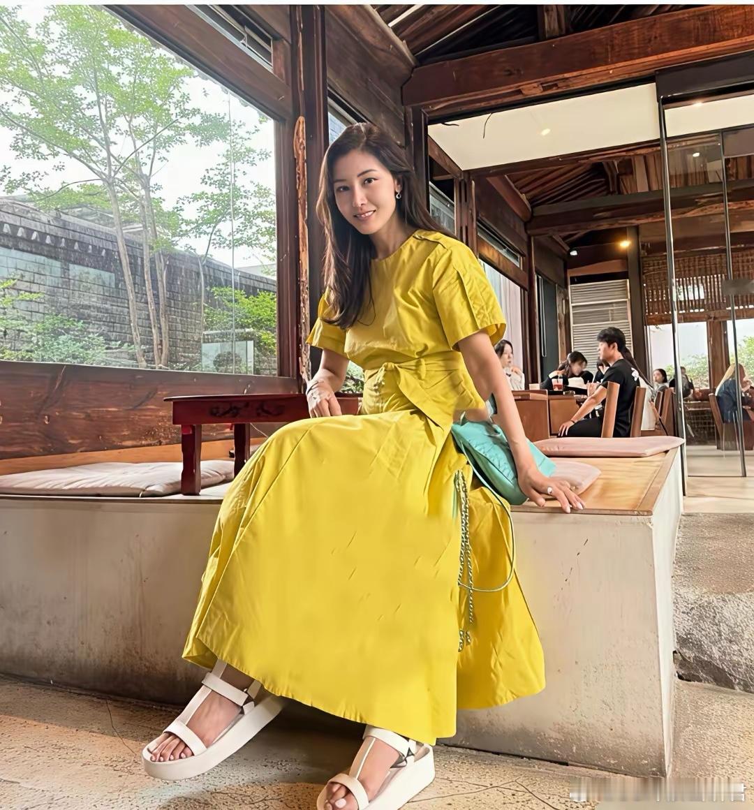 还是第一次见李嘉欣的脚丫子，原来二脚趾头这么长。