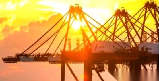 老爷子一句话，全世界的媒体都快高潮了。“美国会更强，日本也会更强。”完了，完