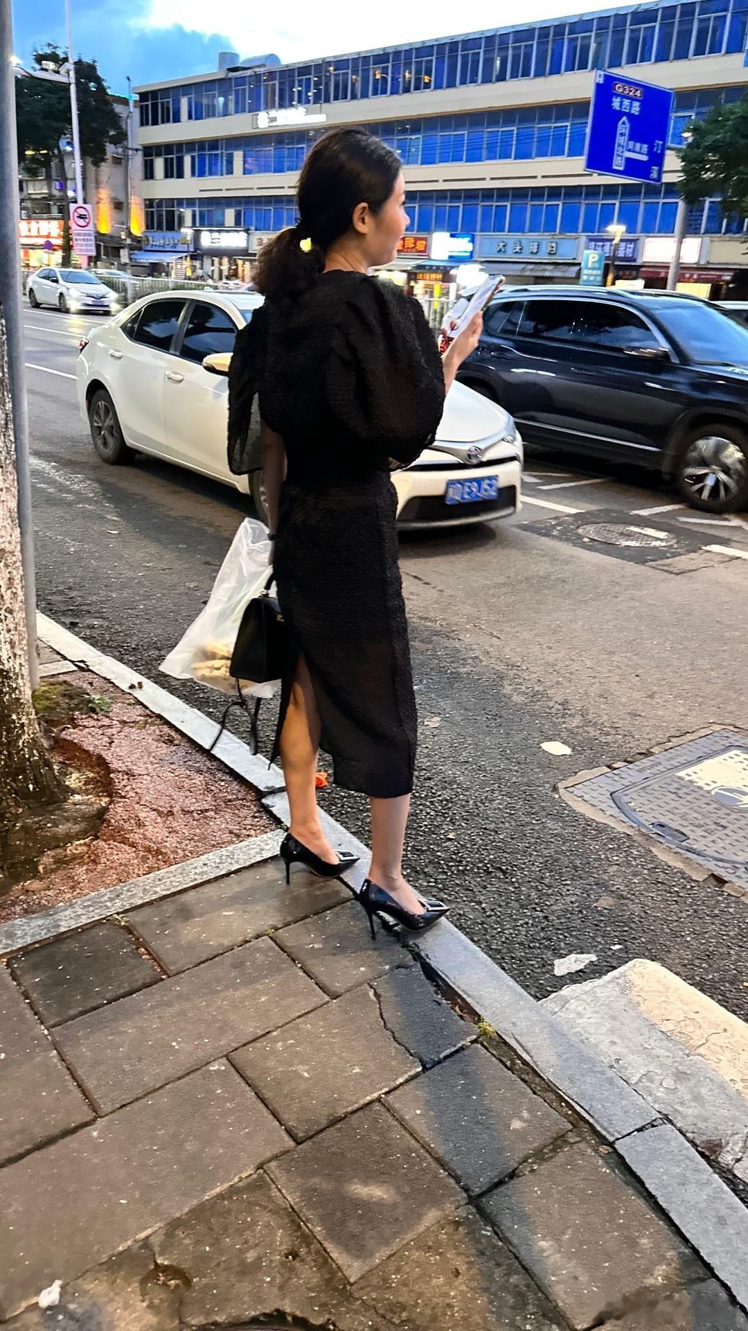阿姨过马路​​​
