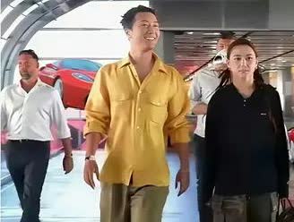 窦骁和何超莲又合体啦。就是这发型略显油腻。