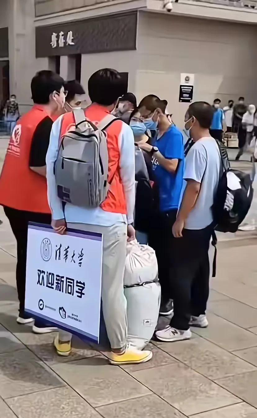 广东省内之人，但凡考上北清大学，大多能得到数万元的奖励。这些奖金主要出自宗族、当