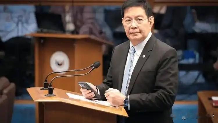 拉克森是莎拉弹劾案马科斯阵营在参议院层面的核心幕后操盘手，他从规则设计、博弈节奏
