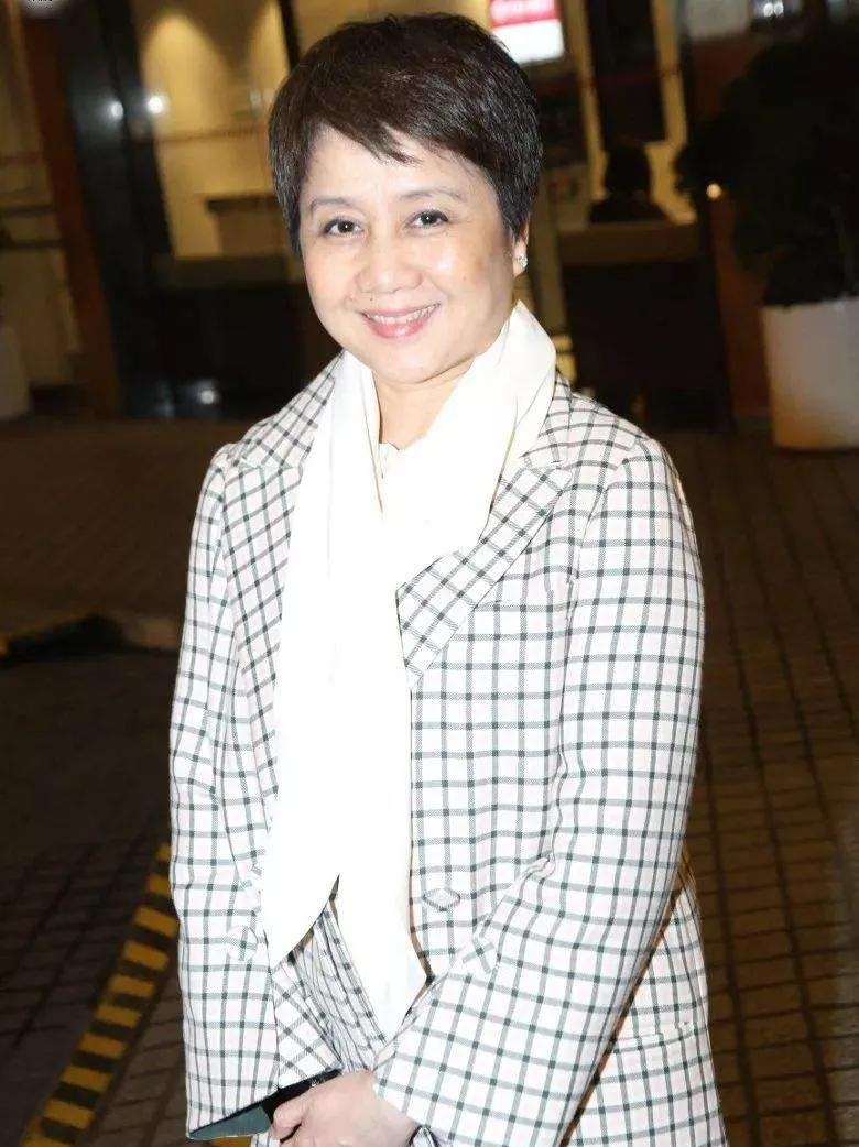何超仪爆料赌王老爸有一个超厉害的老婆：“我爸有个老婆很凶的，把后来想进来的女人们