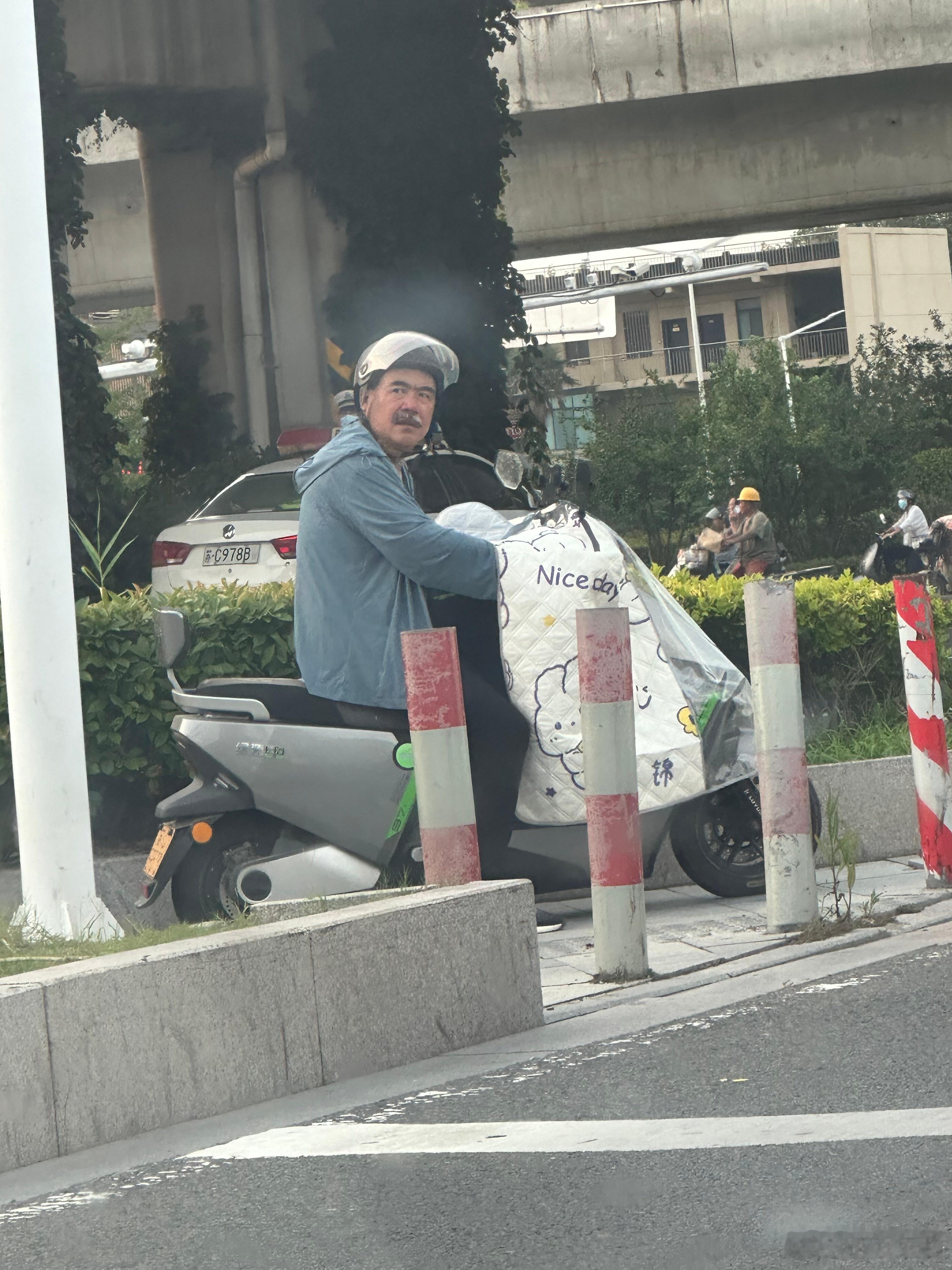 搞笑果然20年后又是一条好汉