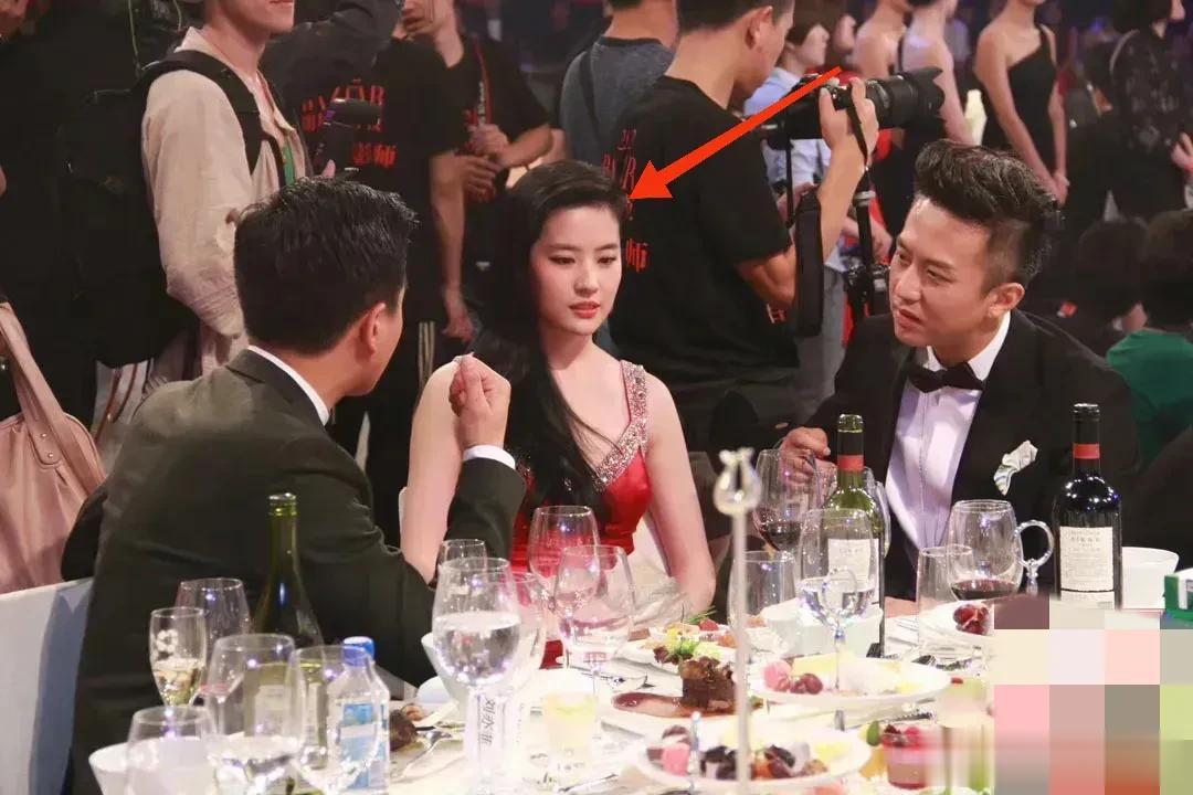 刘亦菲这个表情，好像很无奈的样子