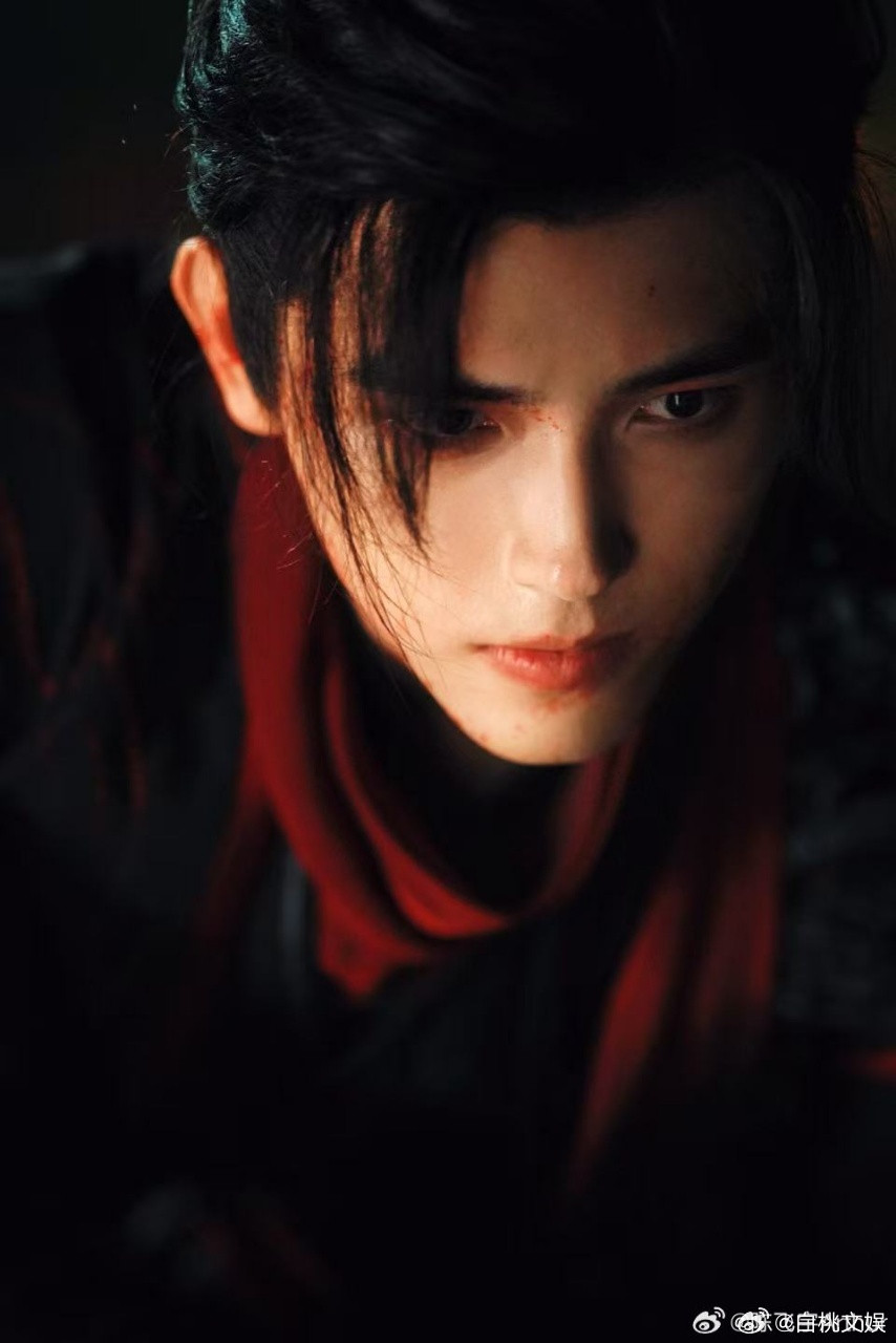 陈飞宇男狐狸陈飞宇发了九张段胥帅照陈飞宇这组九宫格，堪称颜粉的年终大礼包。从眼