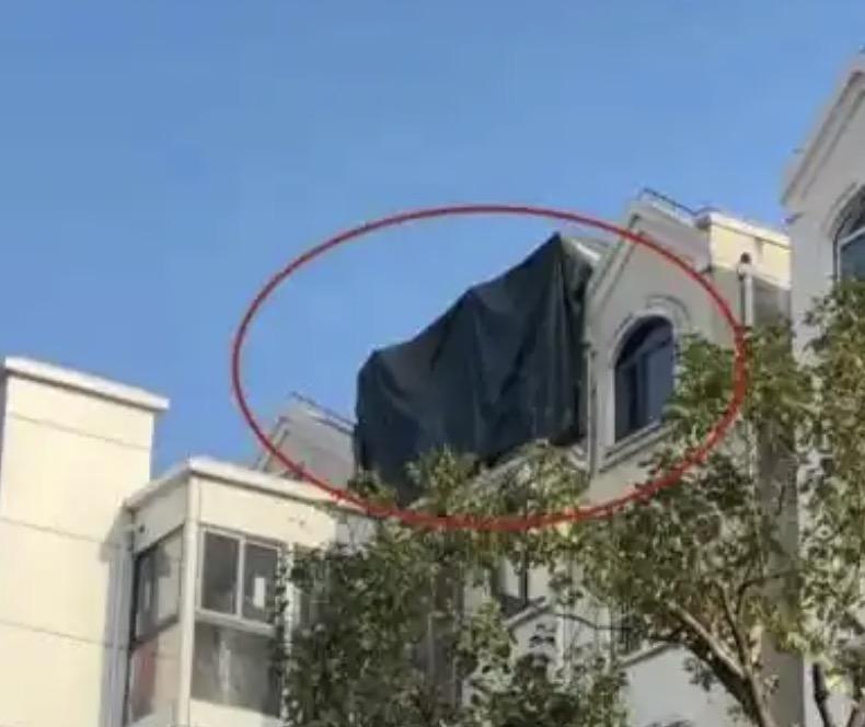 男子举报小区违建却遭对方电话威胁事件内鬼终于被揪出了！上海一小区的业主邱先生，