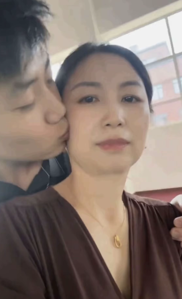 不是她年纪大了，而是我缺席了她的花期，我该用我的青春去弥补她，这是我欠下的