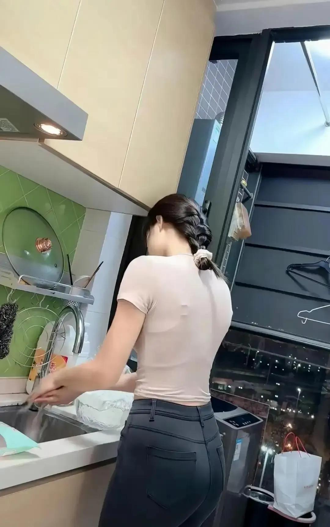 刷到一条文案说男人最幸福的瞬间是下班推门闻到饭香。我盯着那行字愣了半天，脑海里