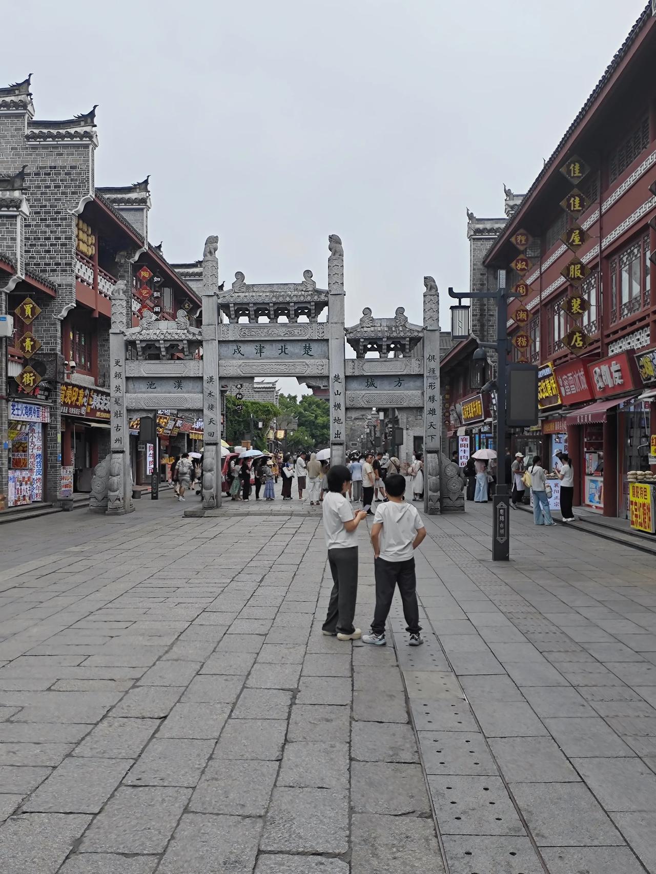 来襄阳，一定要去北街走一走！🚶‍♂️这条街北连古城墙临汉门，南接昭明台，