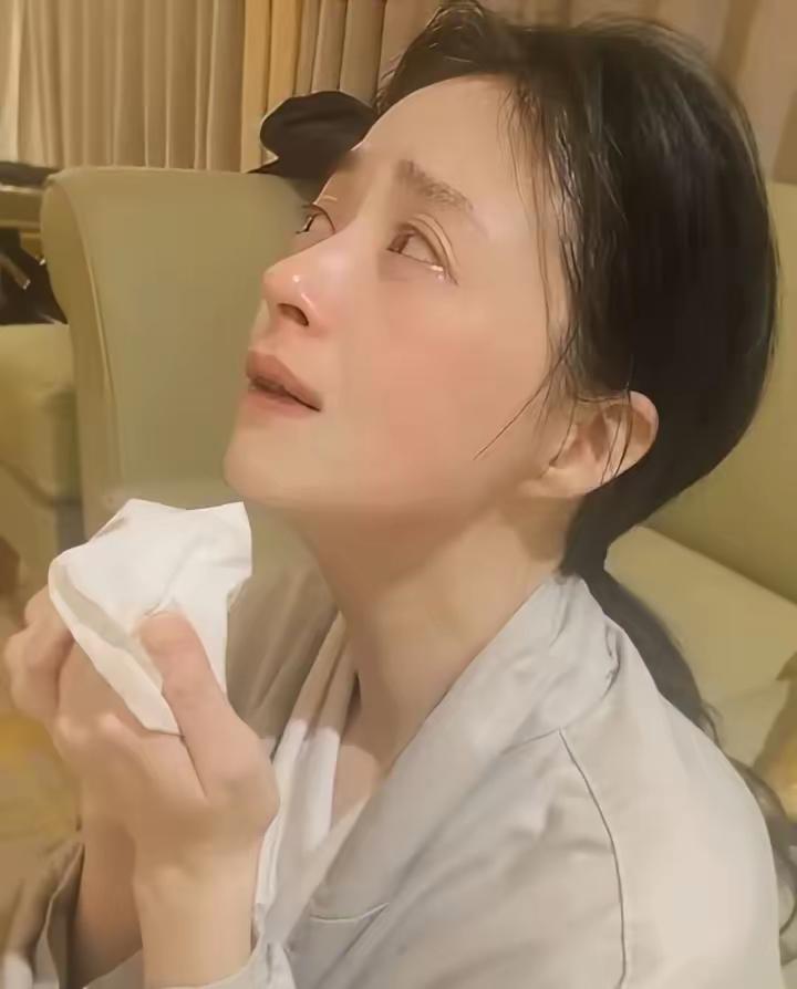 蒋欣现在估计跟吃了苍蝇一样难受，她怎么也没想明白，明明自己只是皮肤白了一点，没想