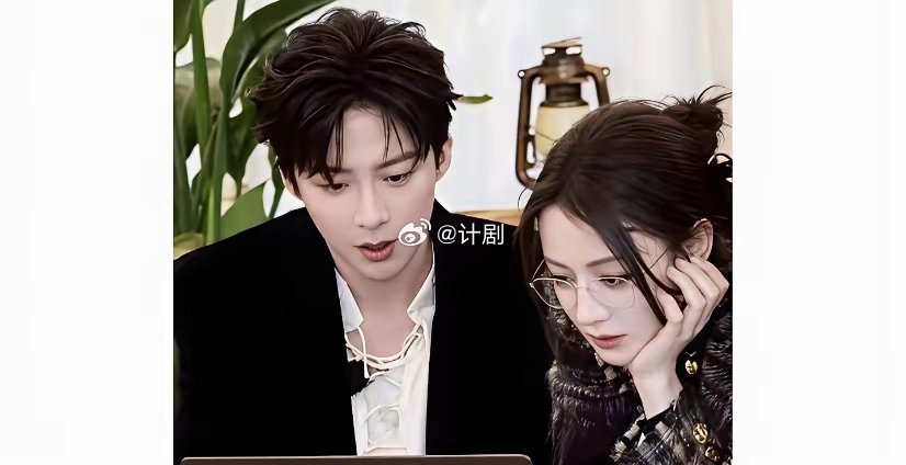 迪丽热巴定制吉他花篮送刘宇宁内娱友情获赞迪丽热巴为刘宇宁2025北京演唱会送上