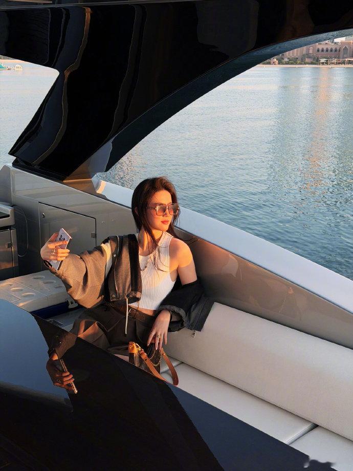 刘亦菲游轮墨镜照刘亦菲游艇落日落日和刘亦菲都太美了