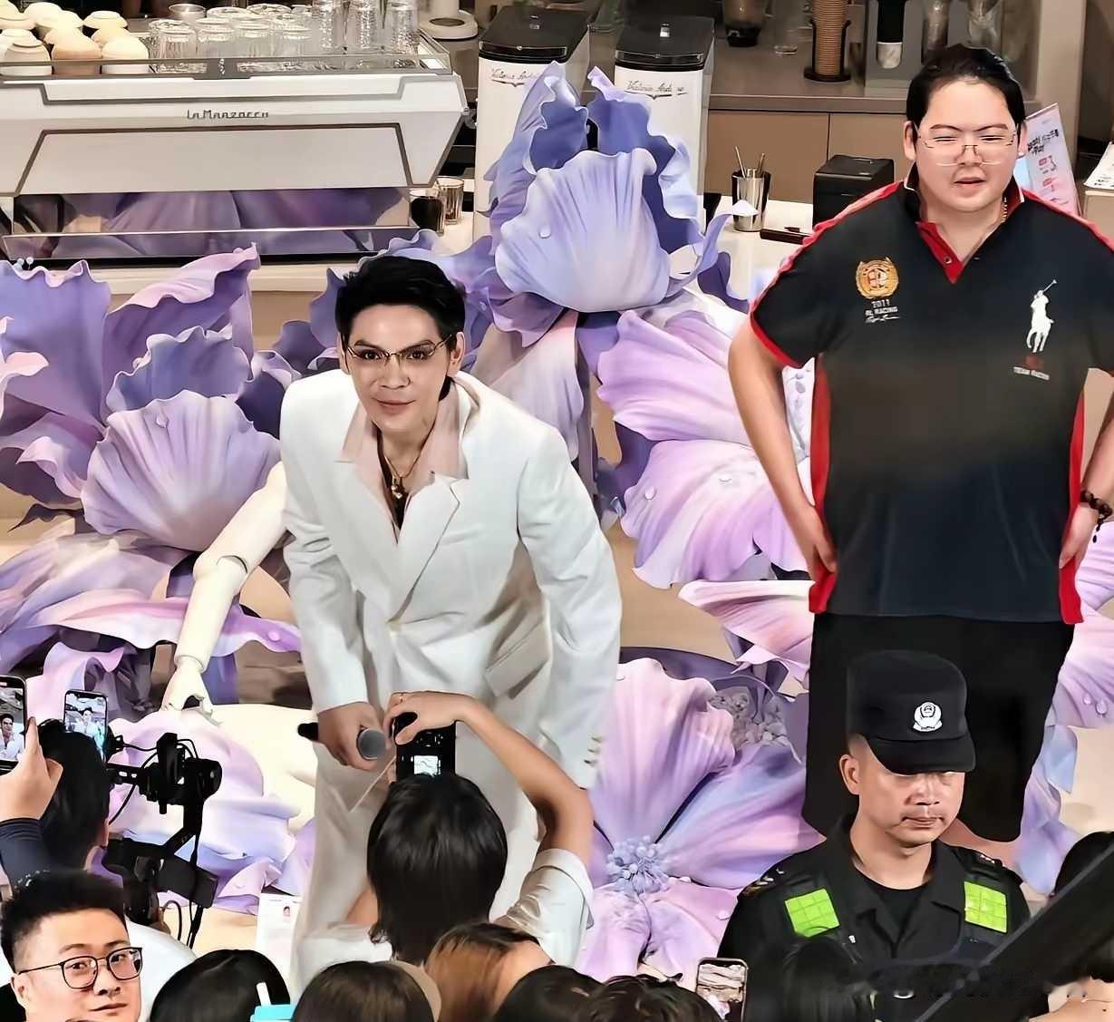 向佐这真是好哥哥，自己直播带货成功，如今把弟弟也搬到了网络直播的屏幕前，向佑真就