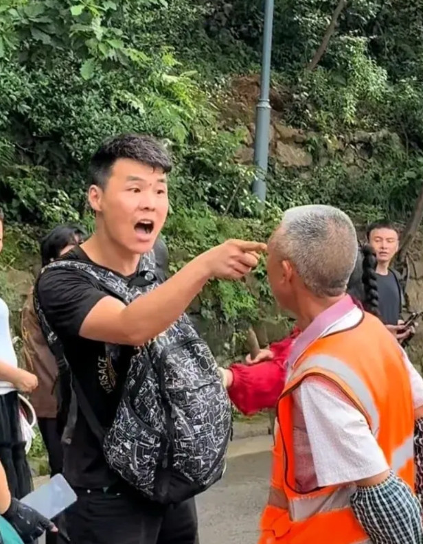 贵州贵阳黔灵山景区内，考虑到游客有可能会被猴子抓伤，景区安排工作人员驱赶猴子。这