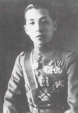 张学良放到现在相当于什么级别？说实话，用现代官职去套他，根本套不上——因为他的权