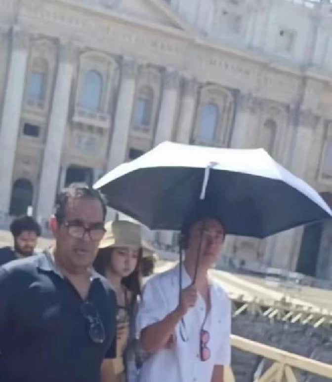 王思聪带着懒懒在意大利逛街，毒辣大太阳下，他手里的遮阳伞，几乎全挡在自己头上。懒