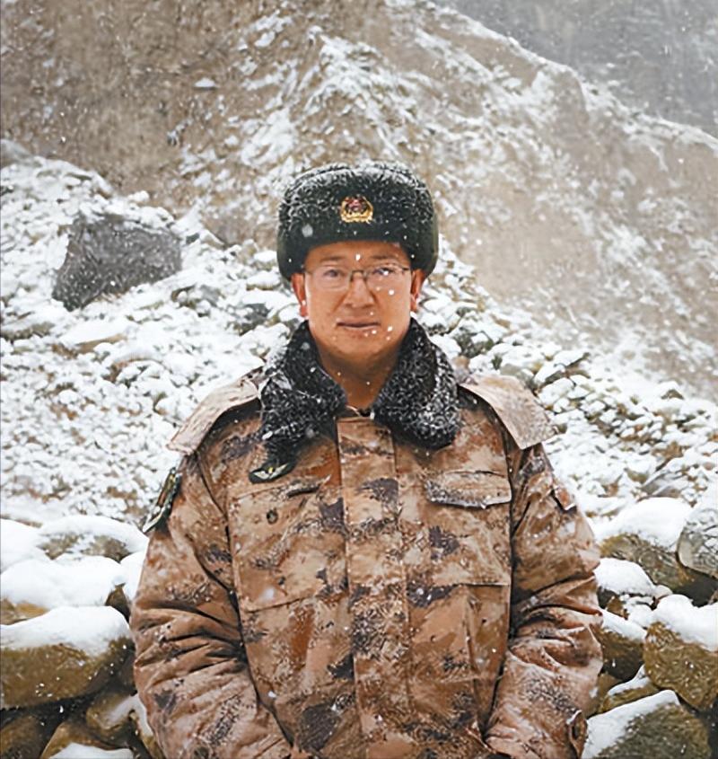 2020年，33岁营长陈红军牺牲，怀孕5月的妻子坚持生下“小红军”，出生那天正值