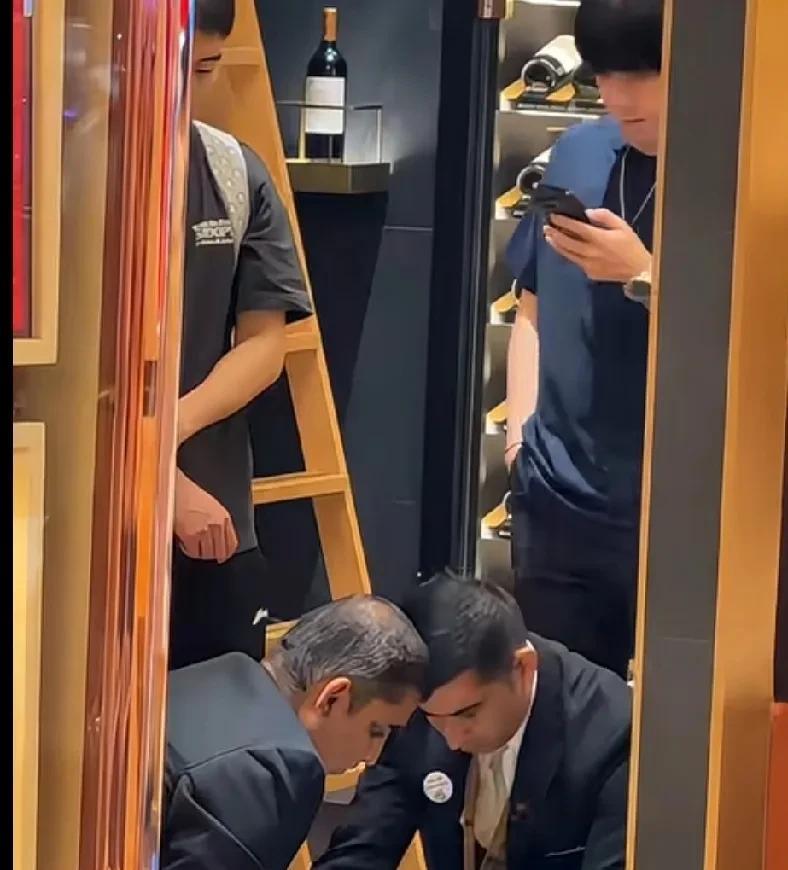 王楚钦多哈值机买了一箱红酒回国网友说:端午节到了，这不得给老丈人备点礼物啊！