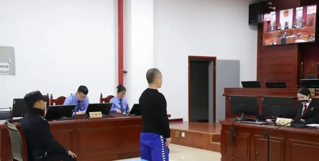 贵州，男子出钱，在妻子老家盖了一栋别墅，2年后，二人闹离婚，妻子坚持要别墅，男子