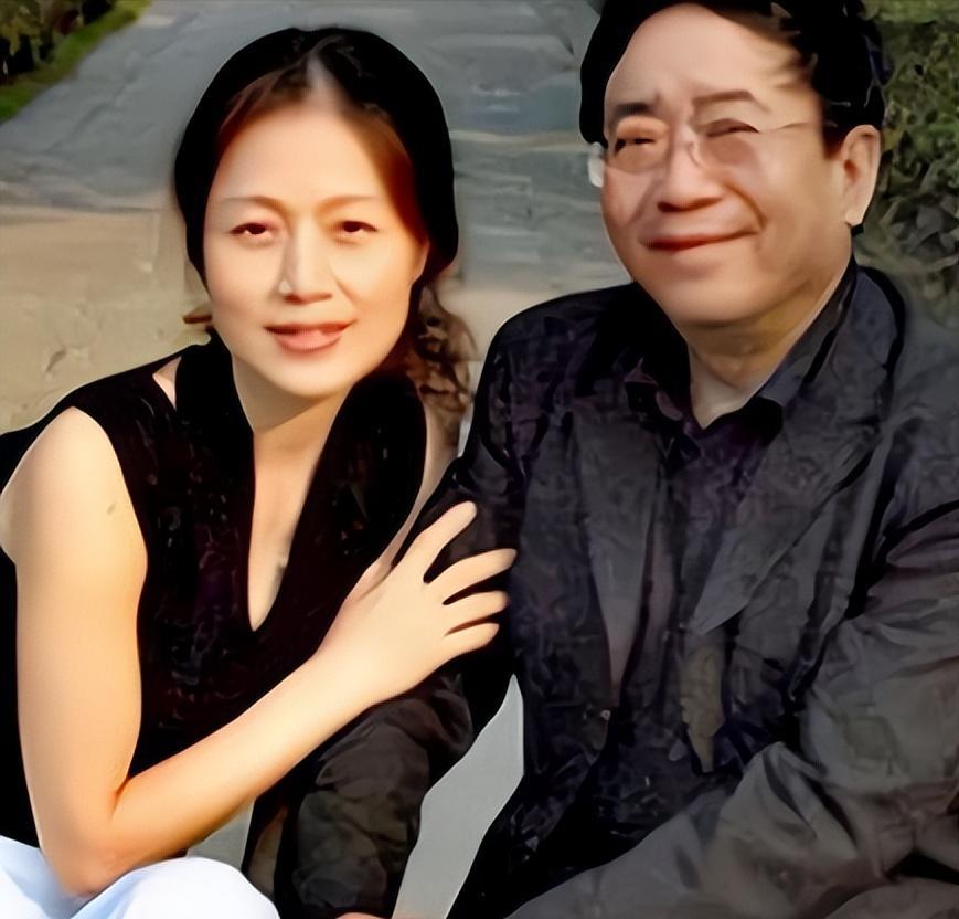 1992年，余秋雨二婚娶了小16岁的黄梅戏演员马兰，洞房花烛夜，余秋雨向妻子提出