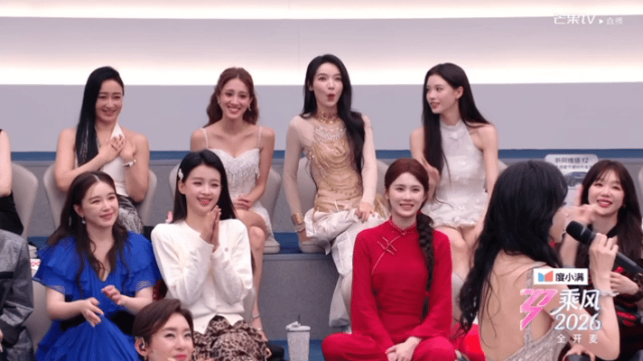 孙怡紧急撤回一个盘腿孙怡这个撤回盘腿的动作真的笑死我，前一秒还舒舒服服盘着腿，