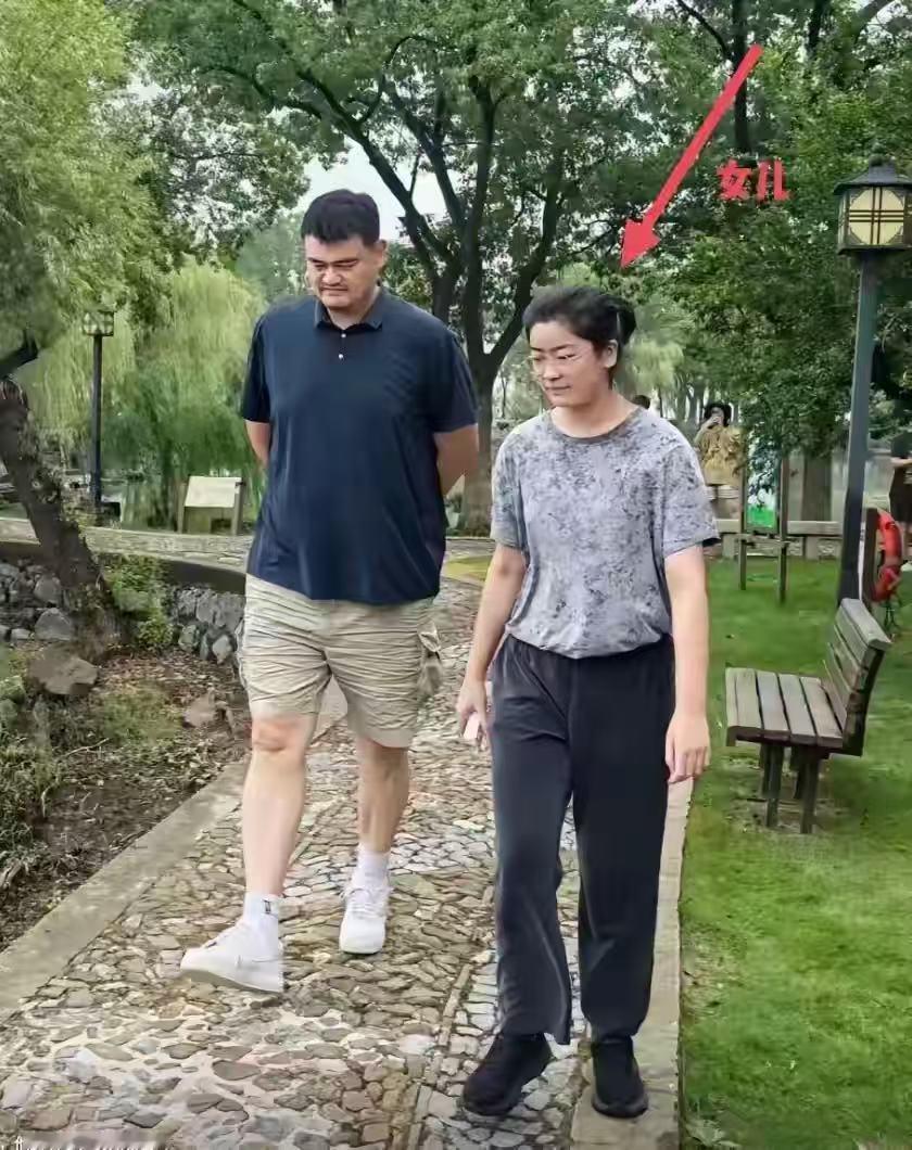 姚明国庆回国陪岳母，女儿打扮引热议！姚明的岳母老了好多，近照看整个人瘦了很多，