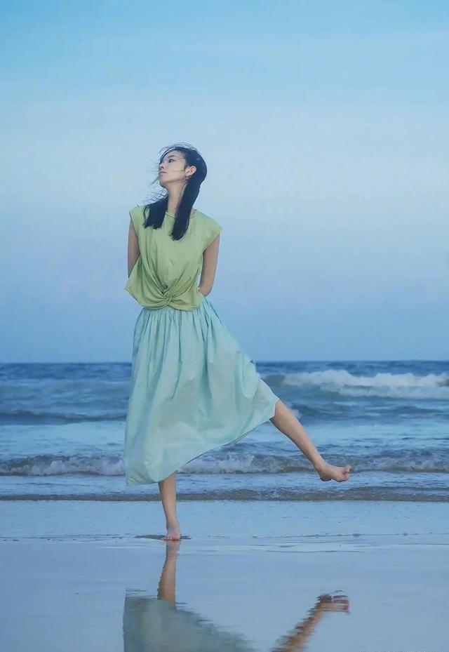 海边的“岳绮罗”——陈瑶[爱心]好长一根…但，似乎太廋了🥲
