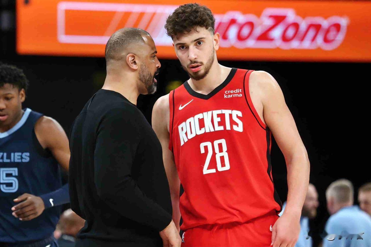 火箭新星28分仍遭孤立？唯一负值球员笑问教练，更衣室对话引人深思比赛结束，更