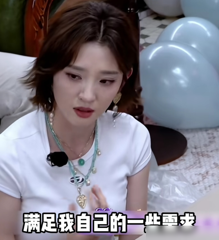 三个女明星挤一个浴室，唐艺昕说好像回到大学，弹幕却都在刷孙怡那句斩断烂人烂事。李小冉拍戏玩命，唐艺昕