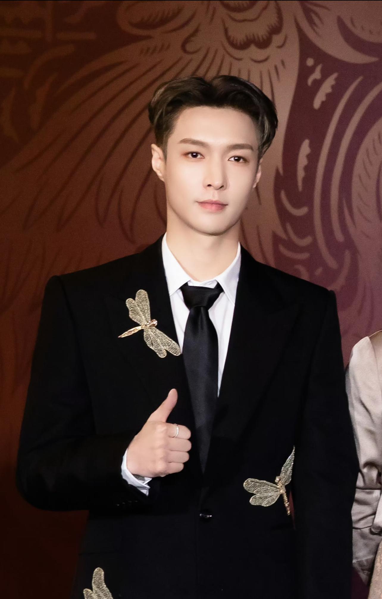 鹿晗和张艺兴全方位对比一，唱功：鹿晗胜（音色清澈明亮，抒情曲演绎极具感染力，Li