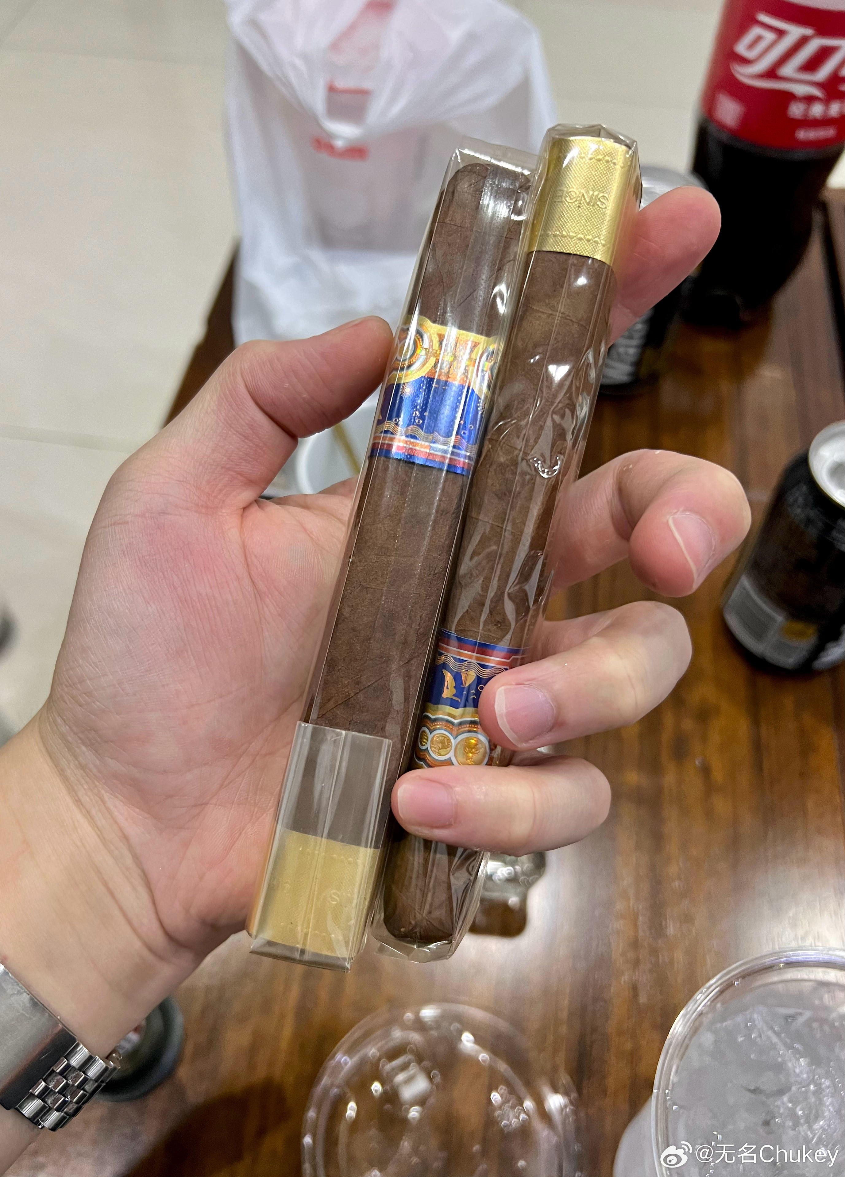 最近接触国产雪茄，性价比很高，但是感觉国产大部分雪茄都有不多不少的香精味，包括很