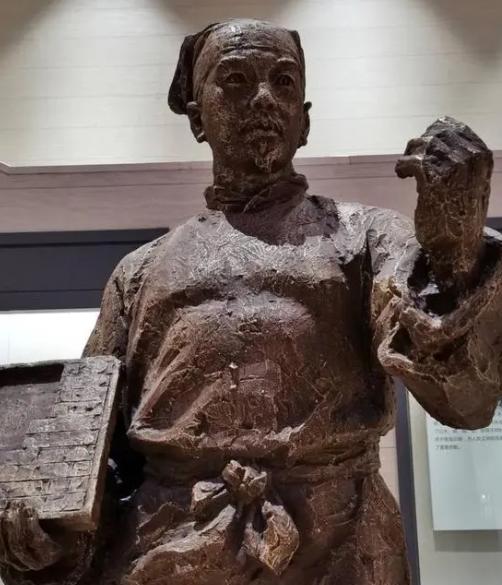 1990年，英山县一名干部下乡时，在一个水洼中发现一块灰色石板。这块不起眼的