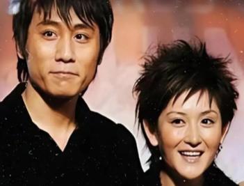 刘烨和谢娜在2003年用月供3000元买下一套50平米的房子。当时谢娜拍一集戏拿