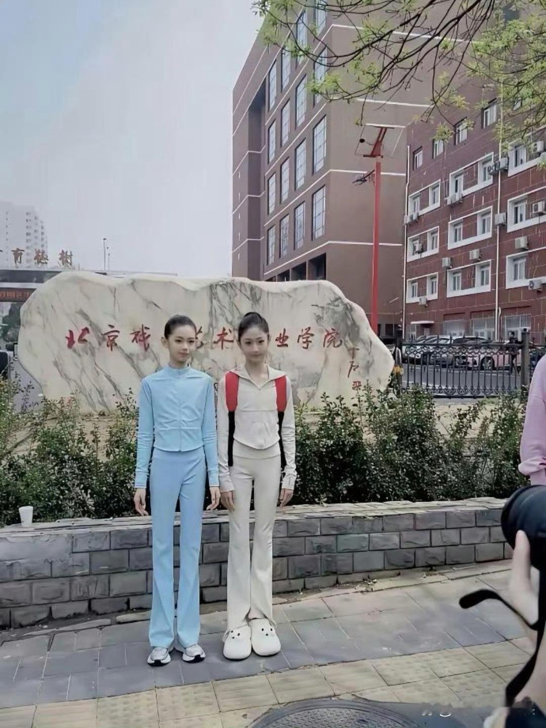 现在艺考招生好卷啊北电招生现场两个小女孩颜值绝了​​​​
