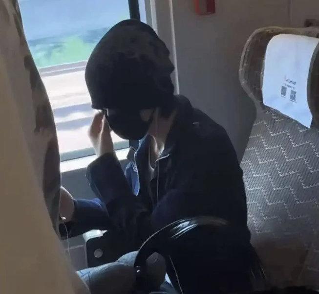 近日，有网友爆料，其朋友购买的高铁一等座，被艺人李权哲无故占据。据报道...
