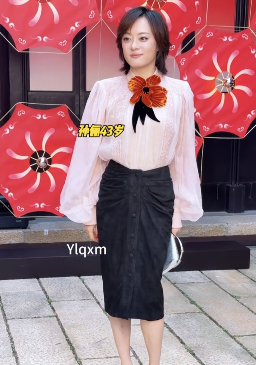 她真的…极少极少有穿得好看时尚的时候～她其实跟袁泉一个风格就很好，短发，气质女装