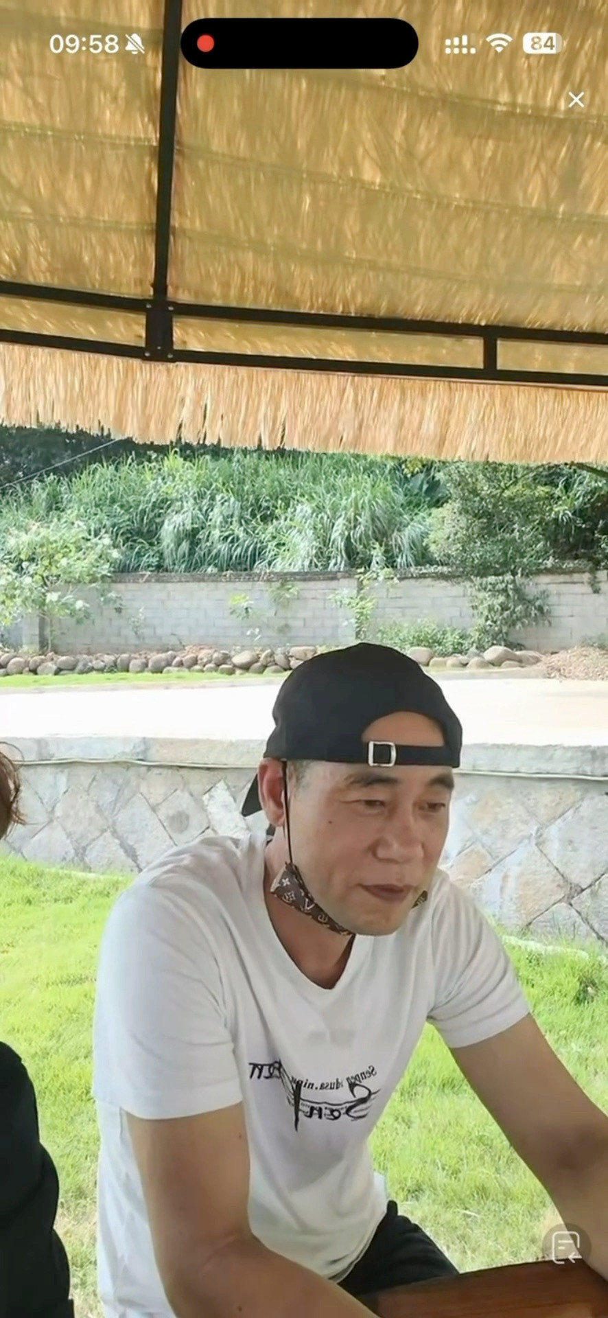 撞脸陈小春大哥开播回应撞脸陈小春大哥开播大型吃瓜收尾现场！大哥亲自直播说清楚，没